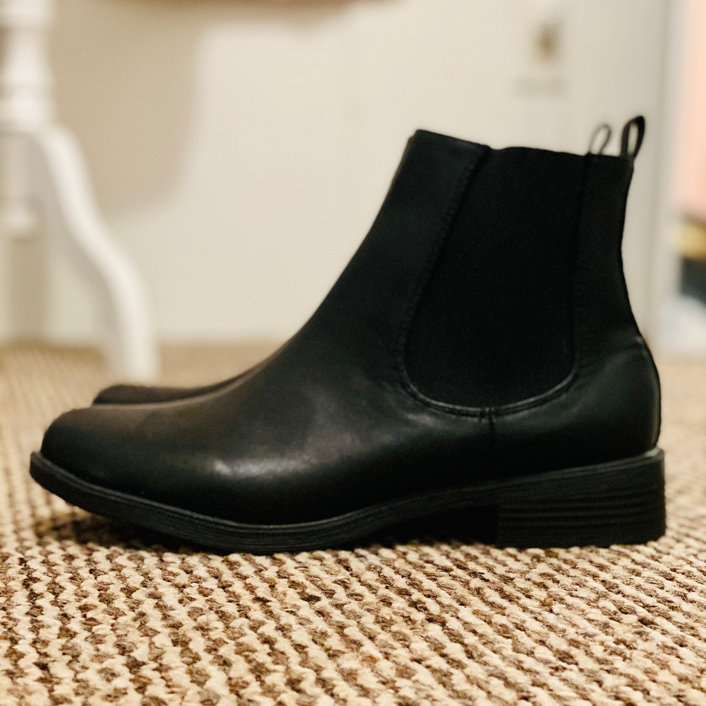 Black chelsea boots 🖤